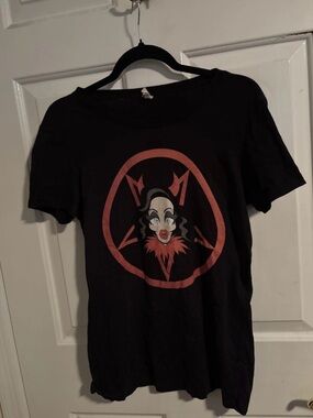 Bella Black Graphic T-Shirt